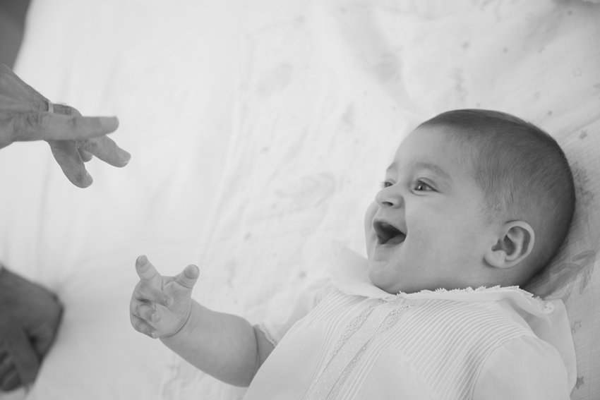 bebe sonriendo en blanconegro de Momem Fotografia