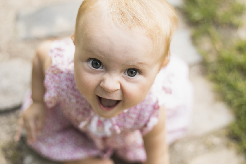 Foto de bebe desde arriba gesticulando de Momem Fotografia
