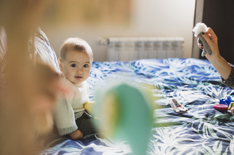 Fotos de Bebe sentado en la cama de Momem Fotografia