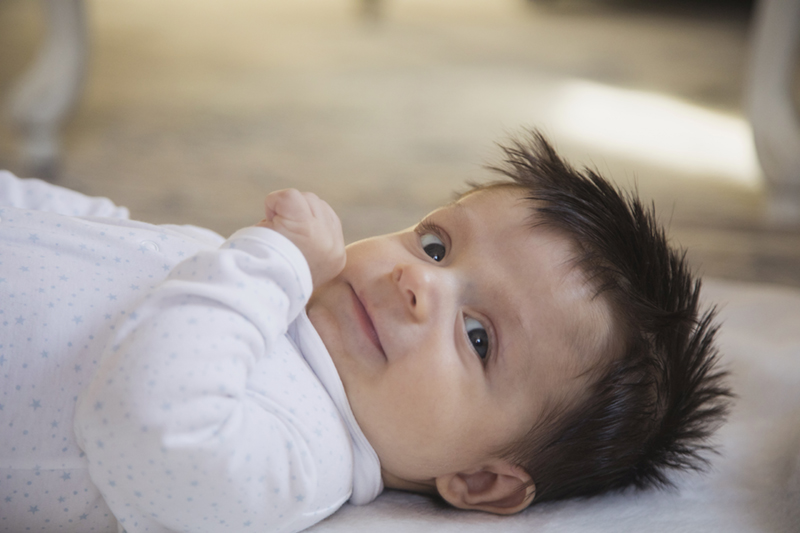 Foto de bebe mirando de Momem Fotografia