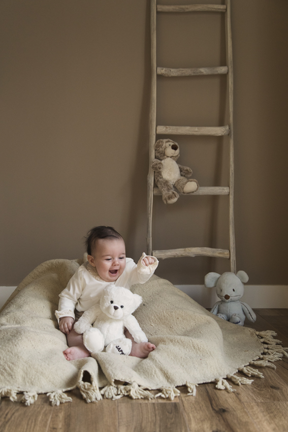 Niño sentado con osos de Momem Fotografia