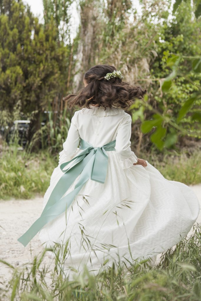 niña de comunion girando de espaldas