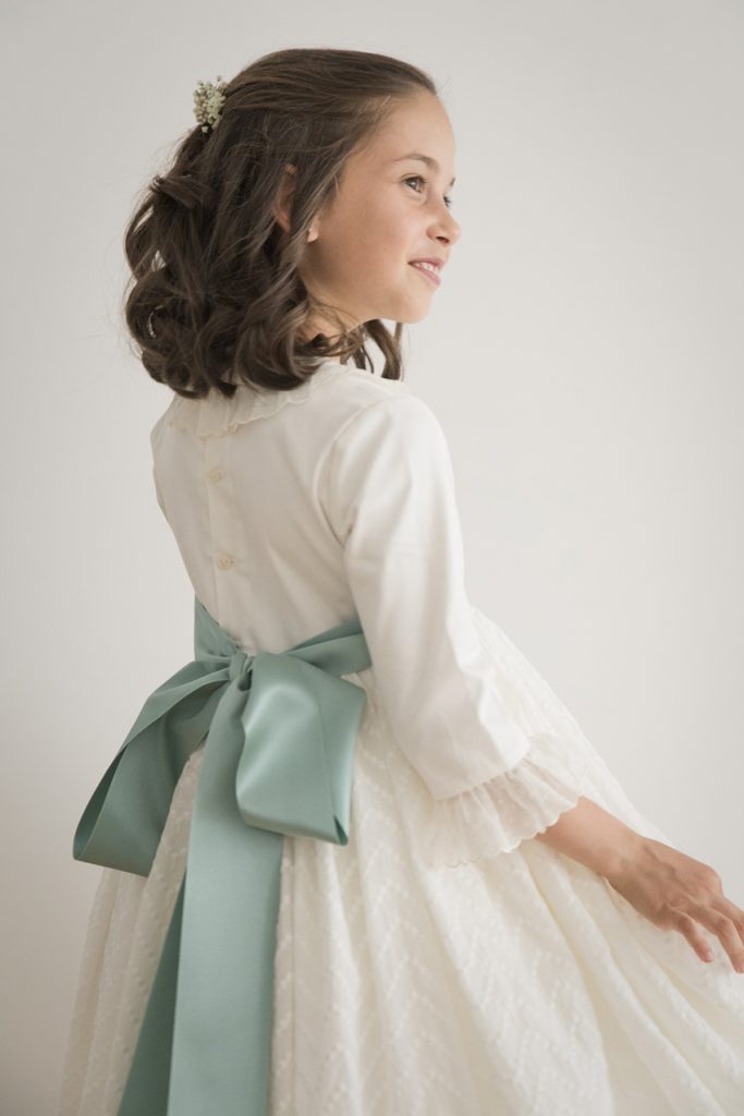 niña de comunion mira hacia la derecha